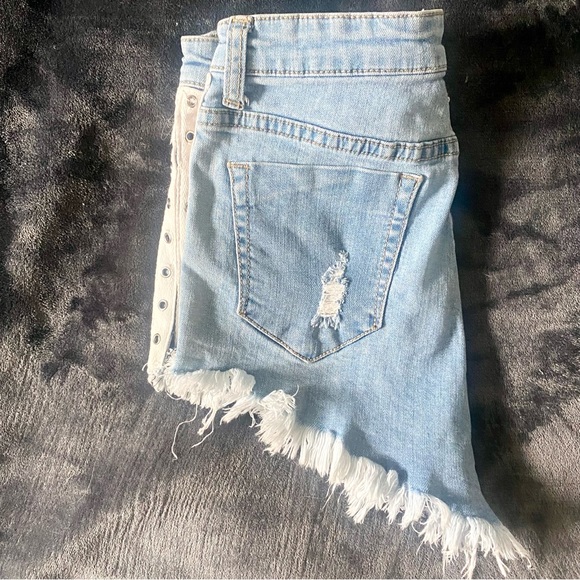 FOREVER 21 GROMMET DETAIL BLUE DENIM JEAN SHORTS - Picture 6 of 9